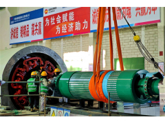 国能青豫直流10万千瓦光热项目发电机转子穿装成功